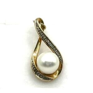 14K Yellow Gold Pendant with Pearl and Dimond Chips